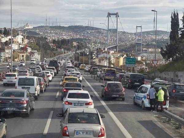 Estambul, Turquía - Diciembre 2019. Atasco de tráfico cerca del puente del Bósforo — Foto de Stock