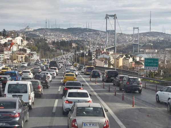 Estambul, Turquía - Diciembre 2019. Atasco de tráfico cerca del puente del Bósforo — Foto de Stock