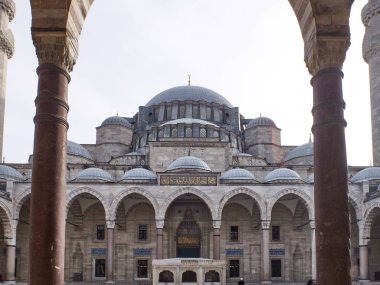İstanbul, Türkiye - Aralık 2019. Süleyman Camii iç avlusu