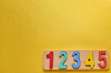 ahşap renkli parmaklar ve kopyalanmış sarı arkaplan