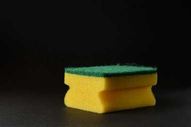 Siyah arkaplana karşı tek yeni sarı sünger