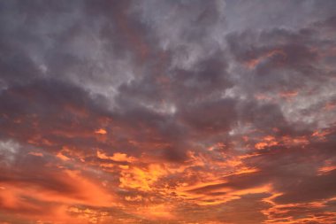 Batan güneşin ışınlarında dramatik bulutlu gökyüzü