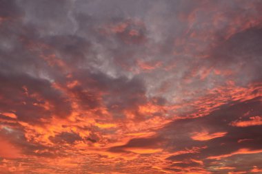 Batan güneşin ışınlarında dramatik bulutlu gökyüzü
