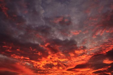 Batan güneşin ışınlarında dramatik bulutlu gökyüzü