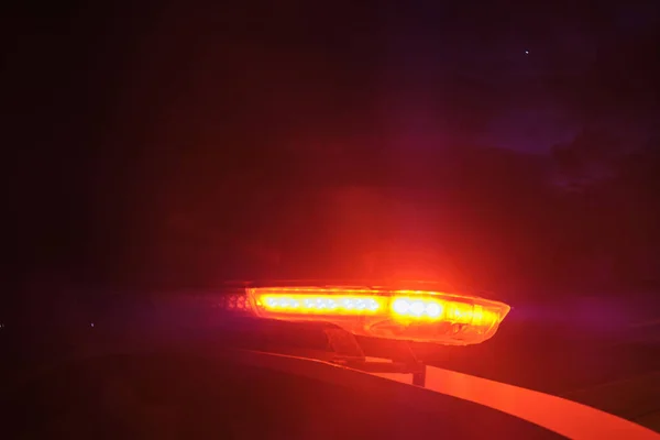 Carro da polícia piscando luzes na noite foco seletivo — Fotografia de Stock