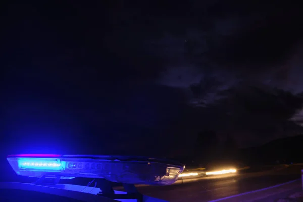 Auto della polizia lampeggiante luci nella notte fuoco selettivo — Foto Stock