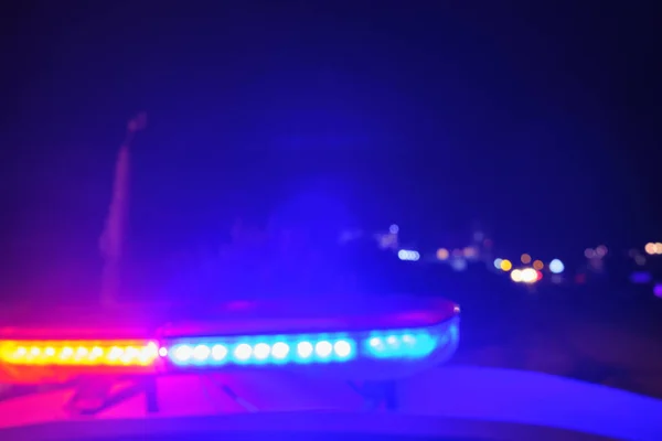 Coche de policía luces intermitentes en la noche difuminado enfoque selectivo — Foto de Stock