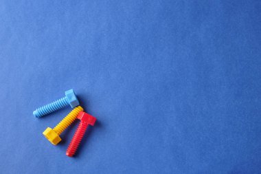 Kopya alanı ile mavi arkaplanda ayarlanmış oyuncak araçları