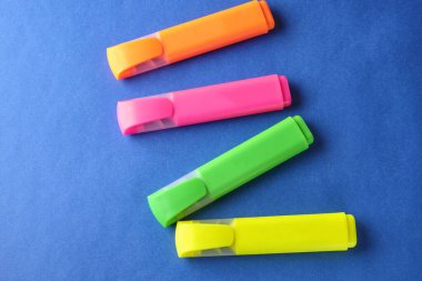 Kopya alanı ile mavi arkaplanda çok renkli renklendiriciler