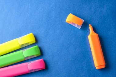 Kopya alanı ile mavi arkaplanda çok renkli renklendiriciler