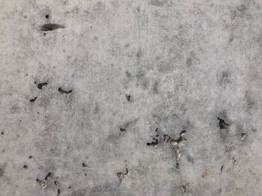 Mağaralar ve açıkta kalan çakıl taşlarıyla beton yüzey