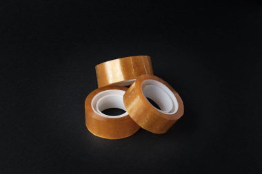 Siyah arkaplanda rulo yapıştırıcı bant seti