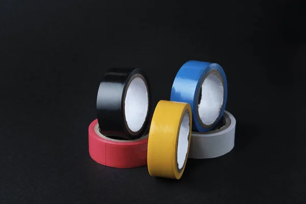 Conjunto de cinta adhesiva laminada multicolor en fondo negro — Foto de Stock