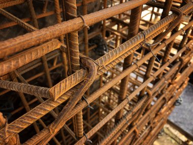 Metal kıskaçlı beton duvarın metal takviyesi