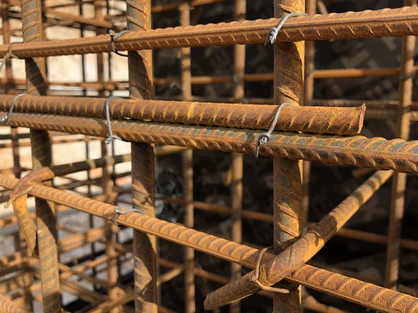 Refuerzo metálico de muro de hormigón con abrazaderas metálicas —  Fotos de Stock