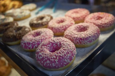 Kafe tezgahında çok renkli çörekler.