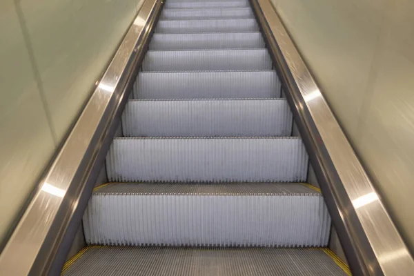 Escaleras de escaleras mecánicas. Instalaciones para peatones y discapacitados — Foto de Stock