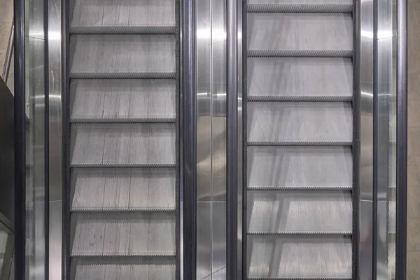 Lépcsők a mozgólépcsőn felülről. Gyalogos- és mozgássérültek számára kialakított létesítmények — Stock Fotó