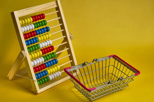 Abacus Nákupní Košík Žlutém Pozadí Nakupování Osobní Finance Koncepce Utrácení — Stock fotografie