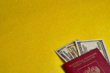 İçinde dolar banknotları olan Rus biyometrik pasaportu. Seyahat için para. Rüşvet ya da rüşvet konsepti.