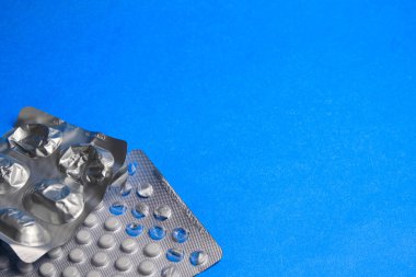 Klasik mavi arka planda fotokopi alanı olan su toplayan haplar..