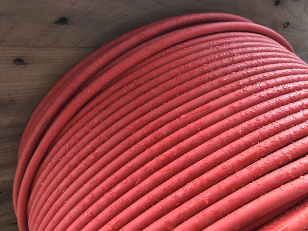 Cavo Elettrico Spirale Rossa Sulla Bobina Legno — Foto Stock