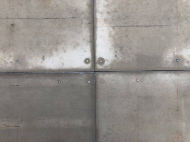 Fiber beton levhalardan yapılmış çatı civatalarla tutturulmuş..