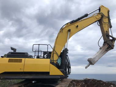 Yol yapımı sırasında hidroçekiç kayalık topraklarda çalışır. Toprak taşıma, kazma ve kazı işlemlerinde ağır makineler.