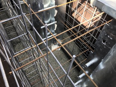 Karayolu inşaatı temellerine beton dökülüyor.