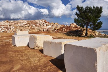Güneşli bir günde terk edilmiş mermer ocağında mermer bloklar.