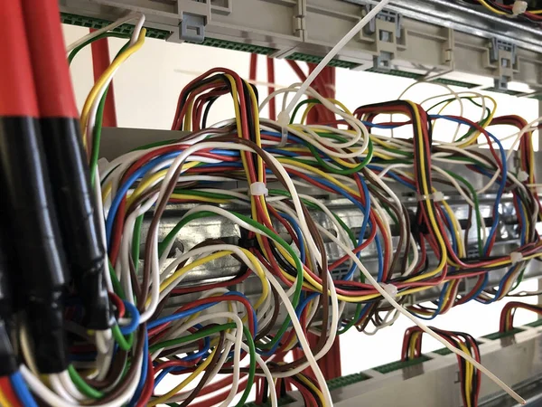 Kolorowe Kable Sieciowe Podłączone Serwera Centrum Danych — Zdjęcie stockowe