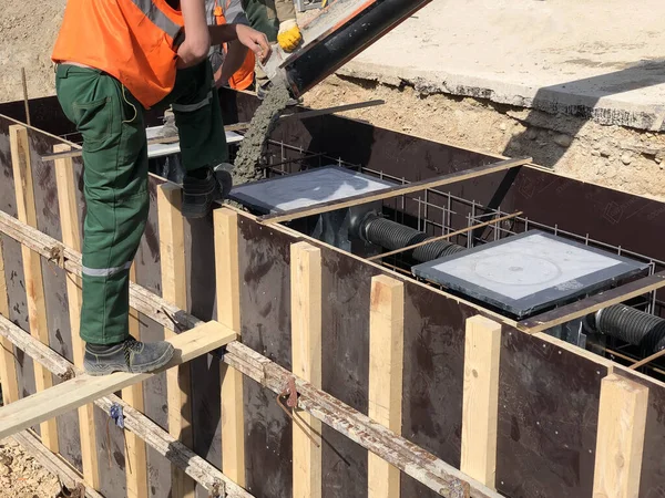 Trabalhadores Construção Estão Pooring Concreto Para Cofragem — Fotografia de Stock