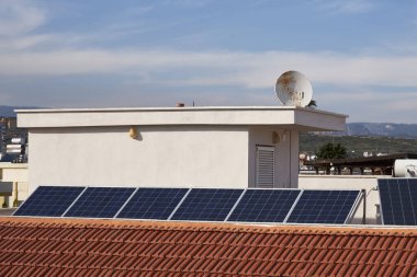 Konut binasının çatısındaki güneş panelleri.