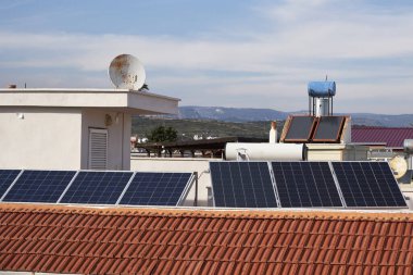 Konut binasının çatısındaki güneş panelleri.