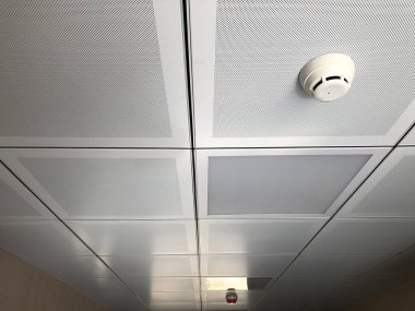 Yangın detektörü yanlış tavanda. Yangın alarmı sistemi.