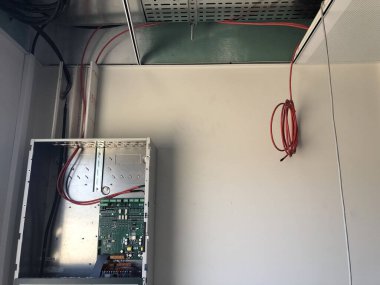 Sahte tavanlar ya da askıya alınmış tavanlardan yapılmış..