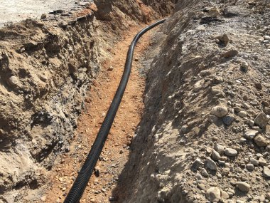 Yüksek voltajlı elektrik kablosu bir sipere yerleştirildi..