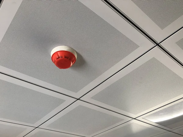 偽天井の火災検知器 火災警報システム — ストック写真