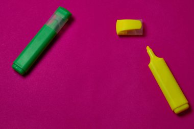 Fotokopi alanı ile morumsu arkaplanda çok renkli renklendiriciler.