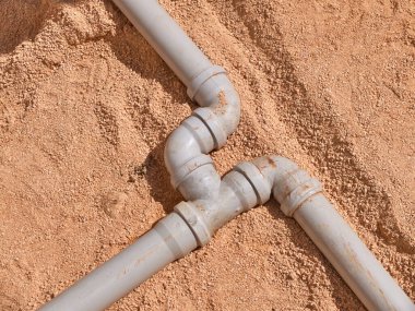 Plastik kanalizasyon borularının kavşağı. İnşaat halindeki konutların kanalizasyon boru hattı sistemi.
