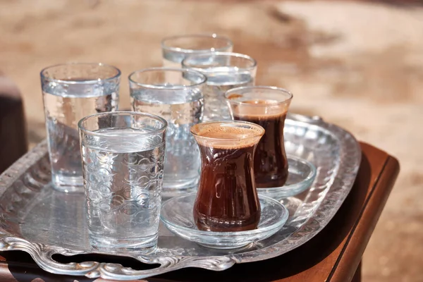 Bir Bardak Türk Kahvesi Metal Bir Tepside — Stok fotoğraf