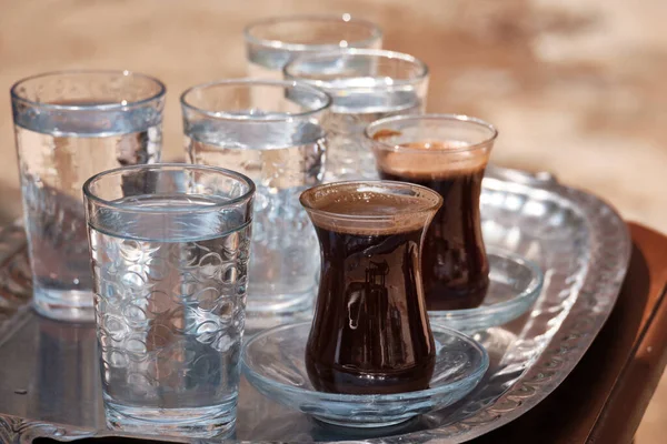 Bir Bardak Türk Kahvesi Metal Bir Tepside — Stok fotoğraf