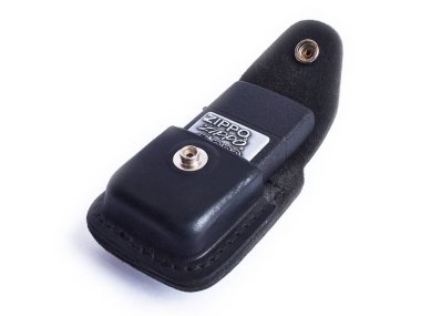 Siyah deri çantalı zippo çakmağı beyaza izole edilmiş. Moskova, Rusya - Mart 2019.