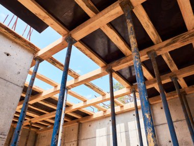 Bir konut binasının beton döşeme döşemesini güçlendirmek için monolitik yapı iskeleleri