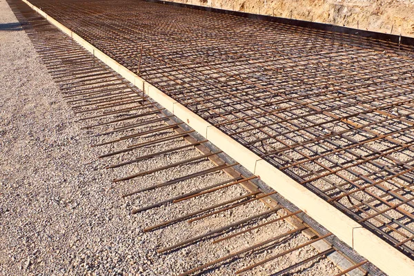 Beton temel plakanın metal takviyesi.