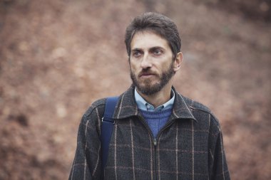 İskoç ekose ceketli sakallı yakışıklı adam