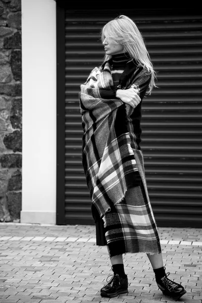 Monochrome stylish blonde in plaid in yard — Stock Photo, Image