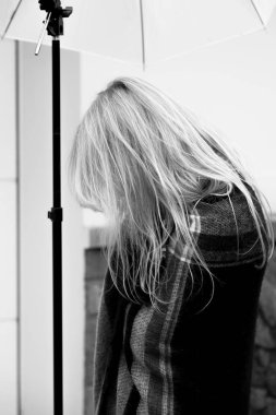 Uzun saç konumu bir şemsiye fotoğraf altında olan şık sarışın