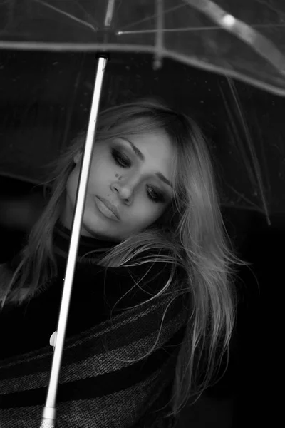 Portrait monochrome d'une belle blonde sous un parapluie transparent — Photo