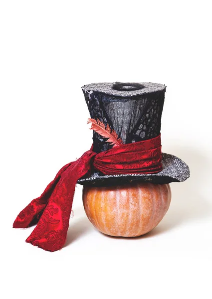 Grand chapeau cylindrique sur citrouille orange — Photo